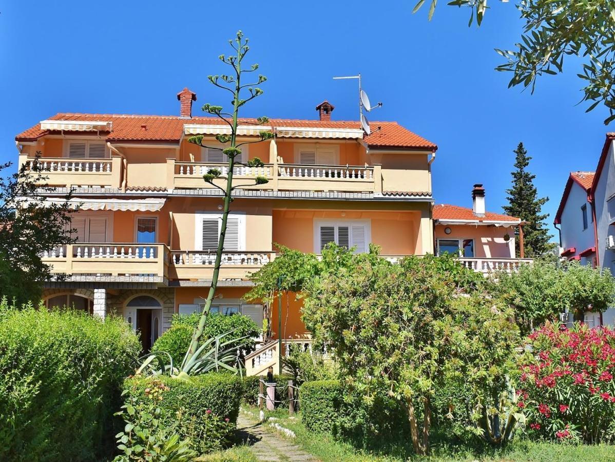 Guest House Sandra Rab Town Esterno foto