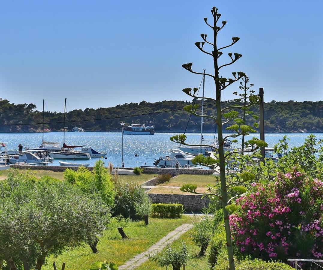 Guest House Sandra Rab Town Esterno foto