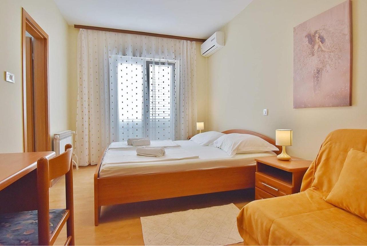 Guest House Sandra Rab Town Esterno foto