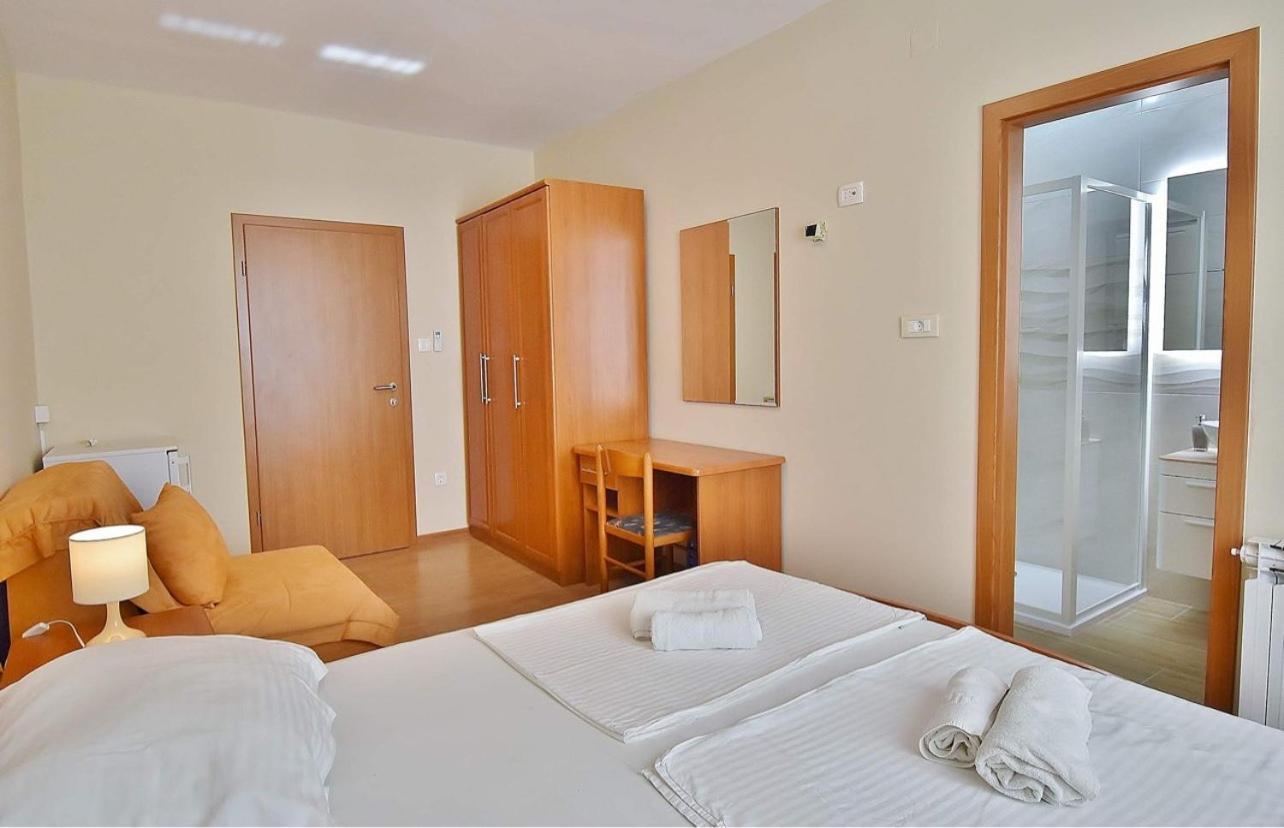 Guest House Sandra Rab Town Esterno foto
