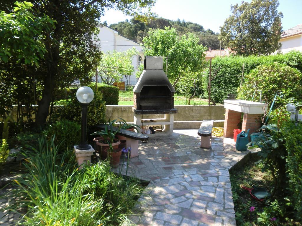 Guest House Sandra Rab Town Esterno foto