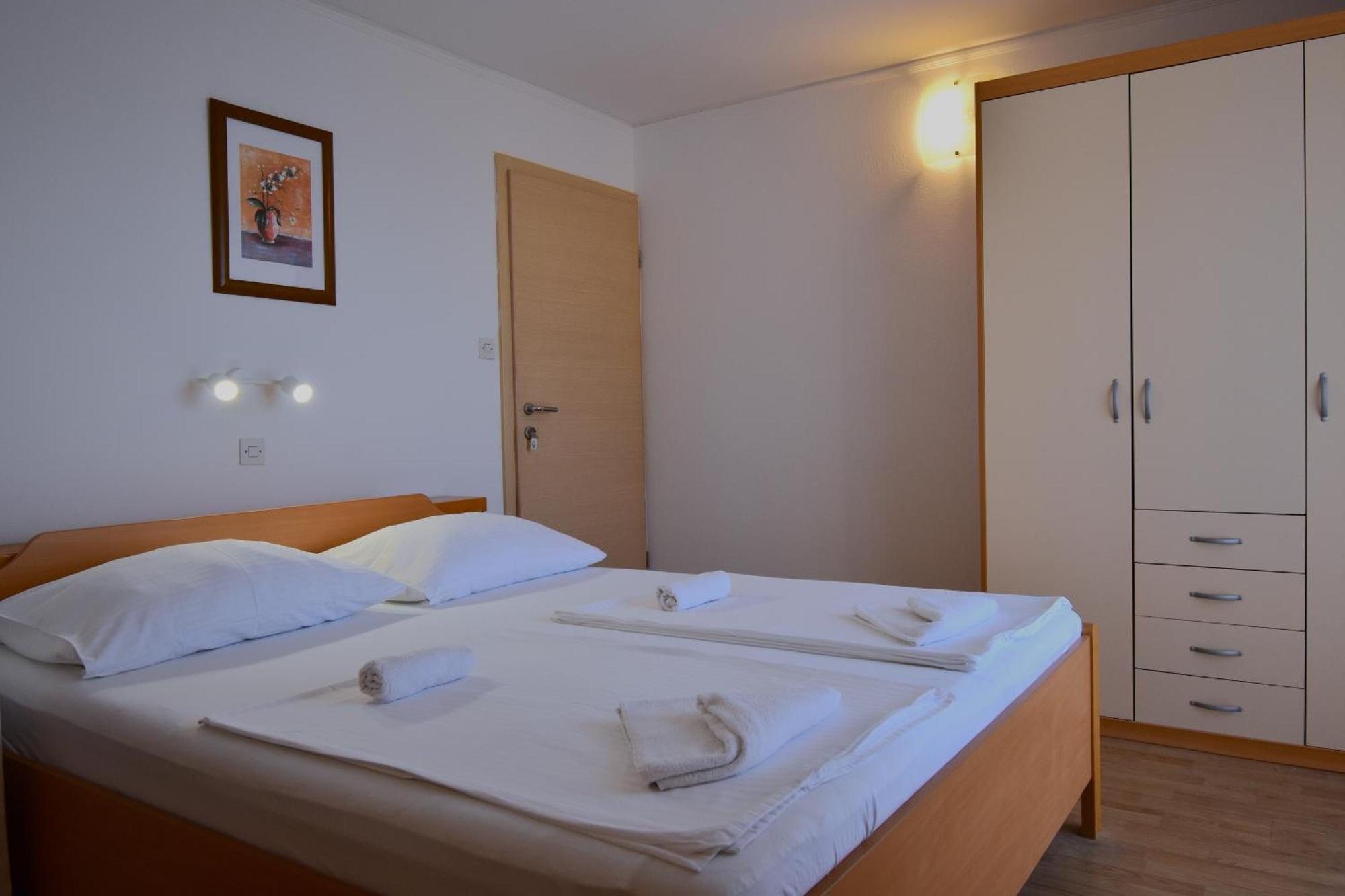 Guest House Sandra Rab Town Esterno foto