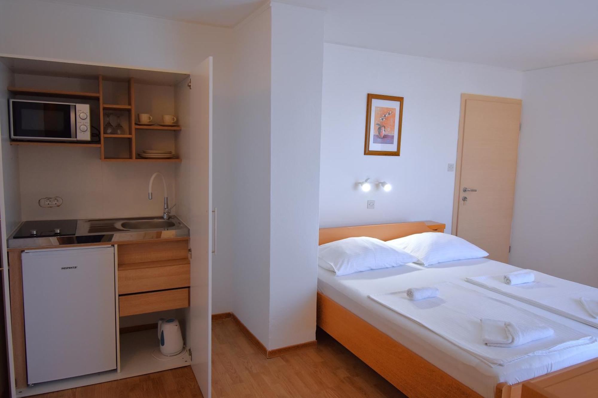 Guest House Sandra Rab Town Esterno foto