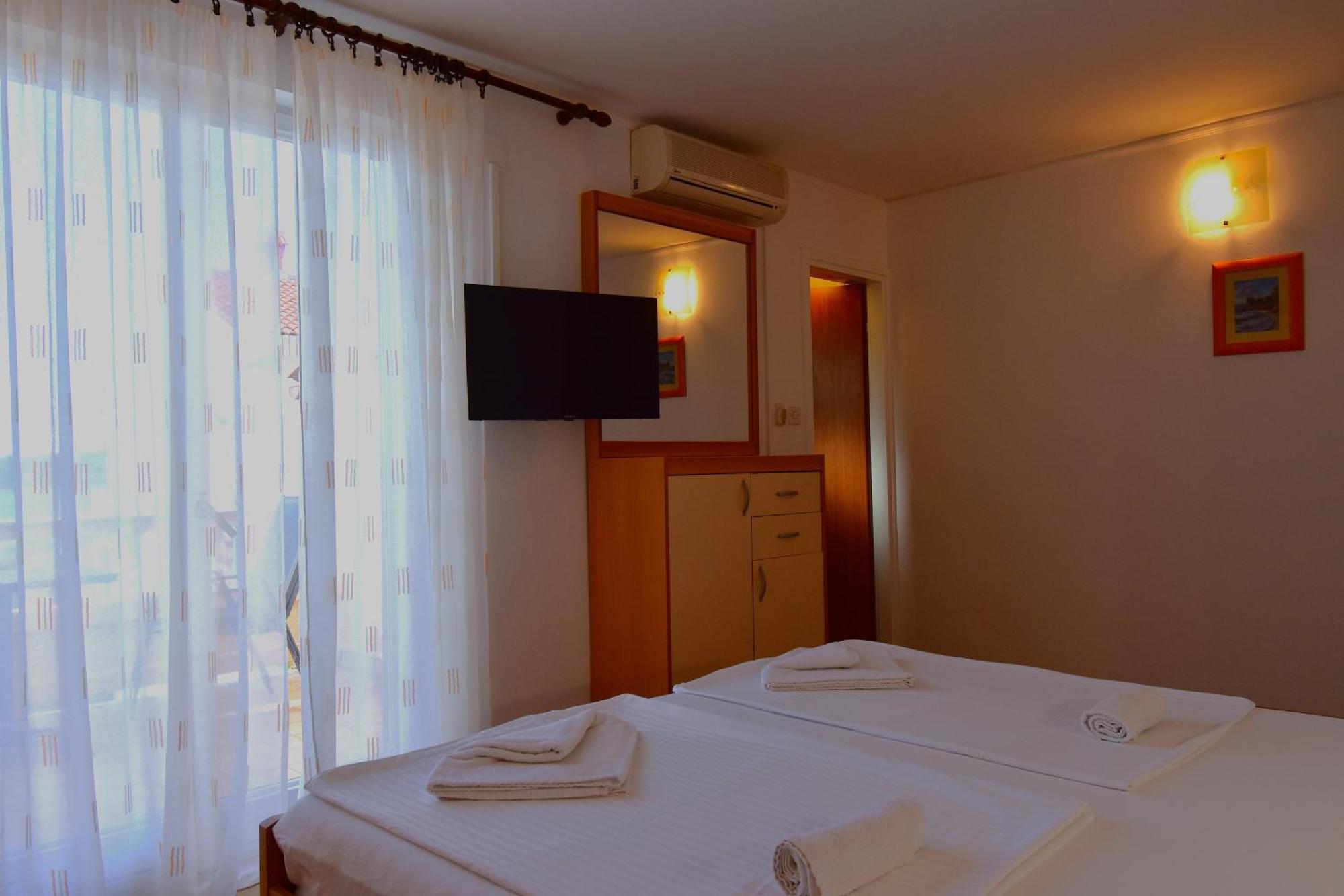 Guest House Sandra Rab Town Esterno foto