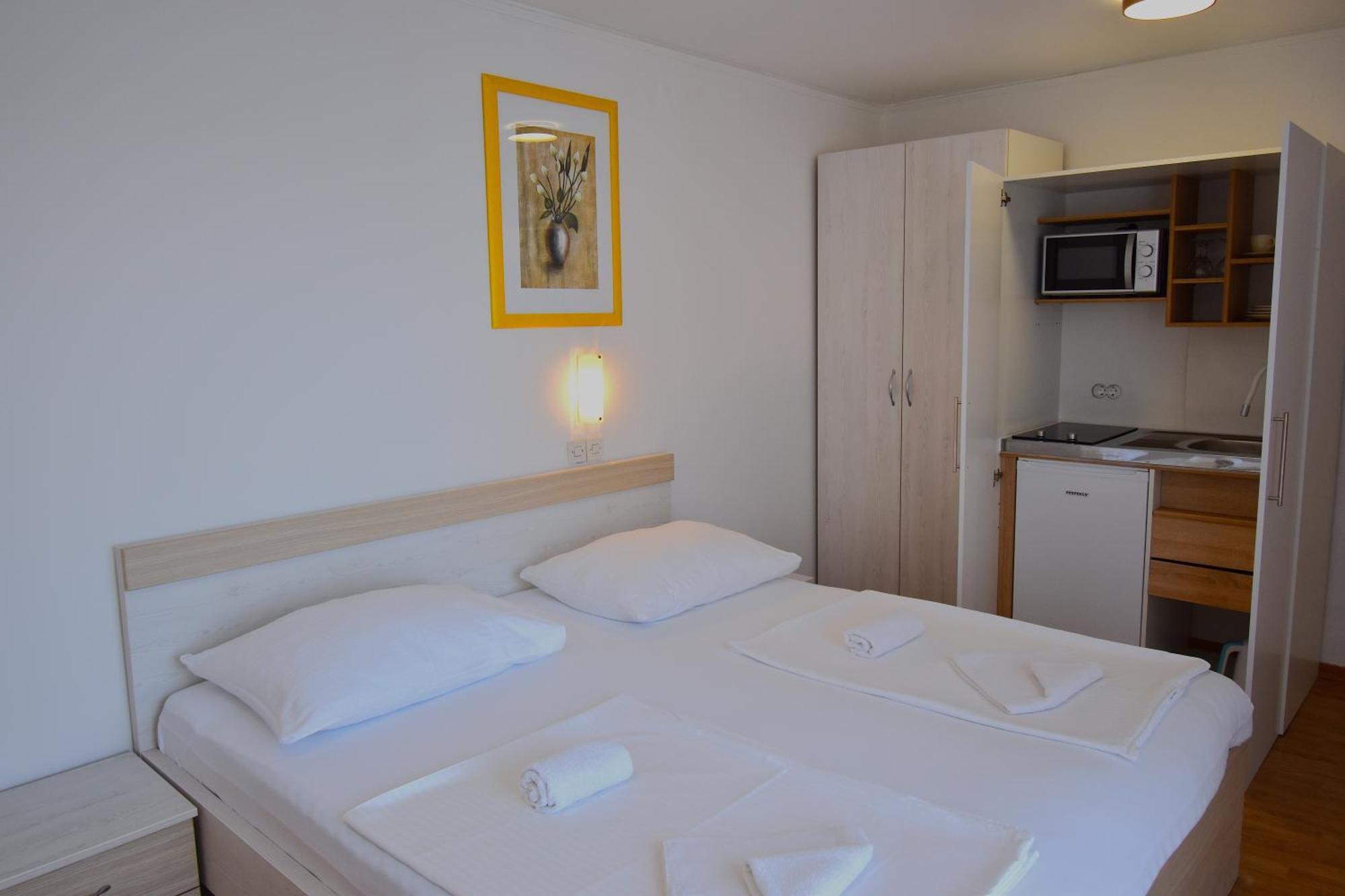 Guest House Sandra Rab Town Esterno foto