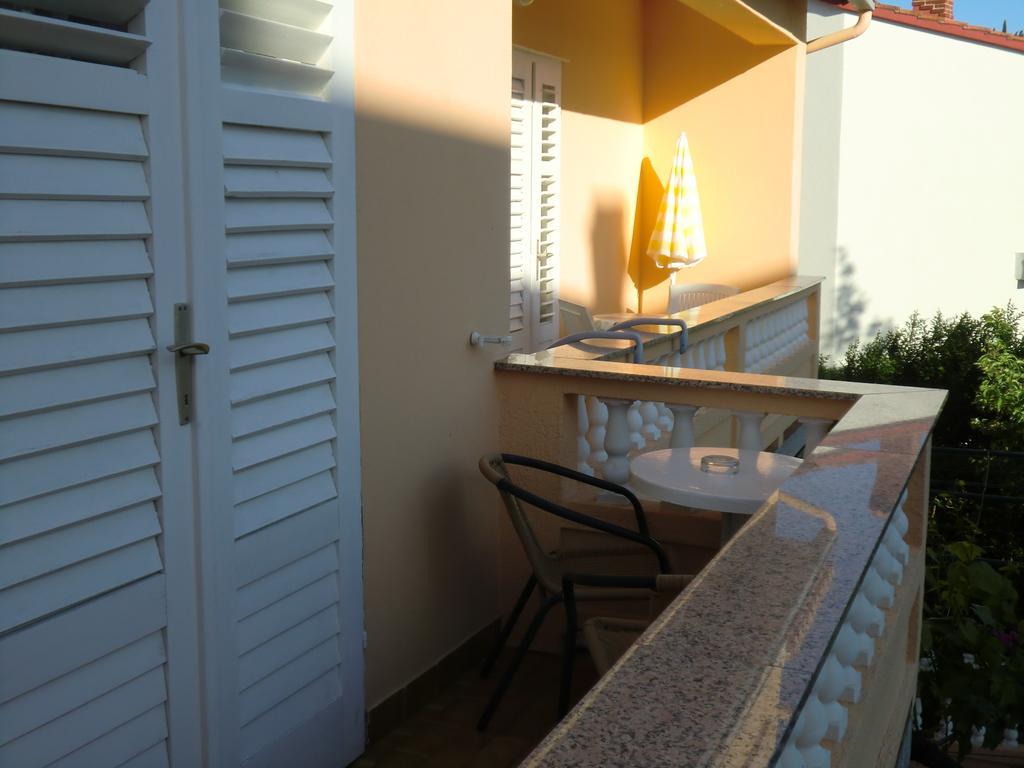 Guest House Sandra Rab Town Esterno foto