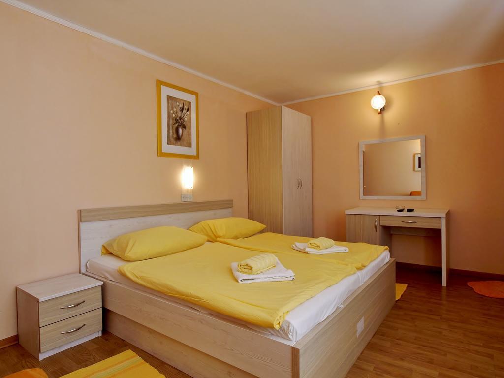 Guest House Sandra Rab Town Esterno foto