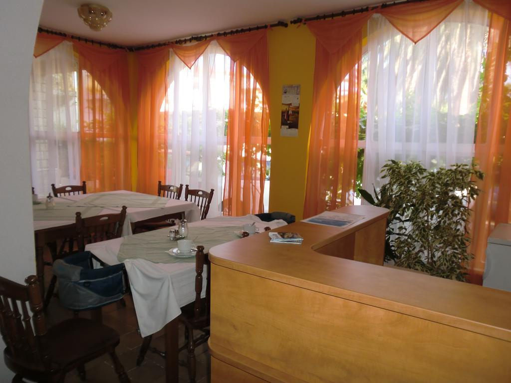 Guest House Sandra Rab Town Esterno foto
