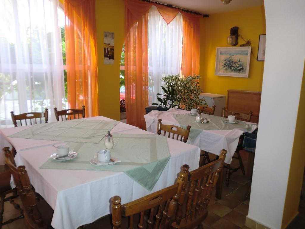 Guest House Sandra Rab Town Esterno foto