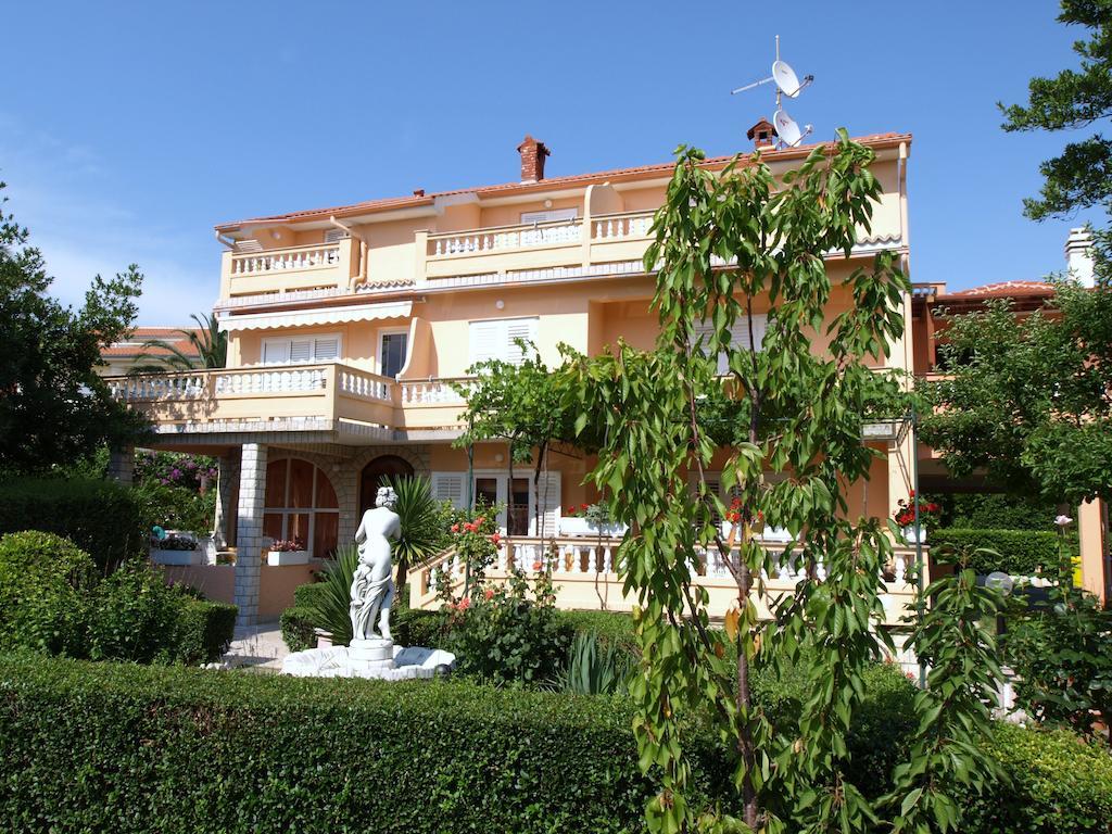 Guest House Sandra Rab Town Esterno foto