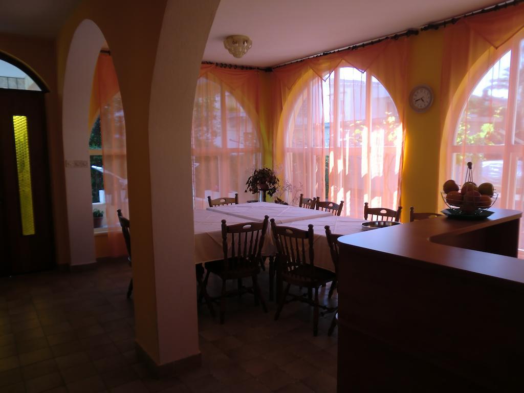 Guest House Sandra Rab Town Esterno foto