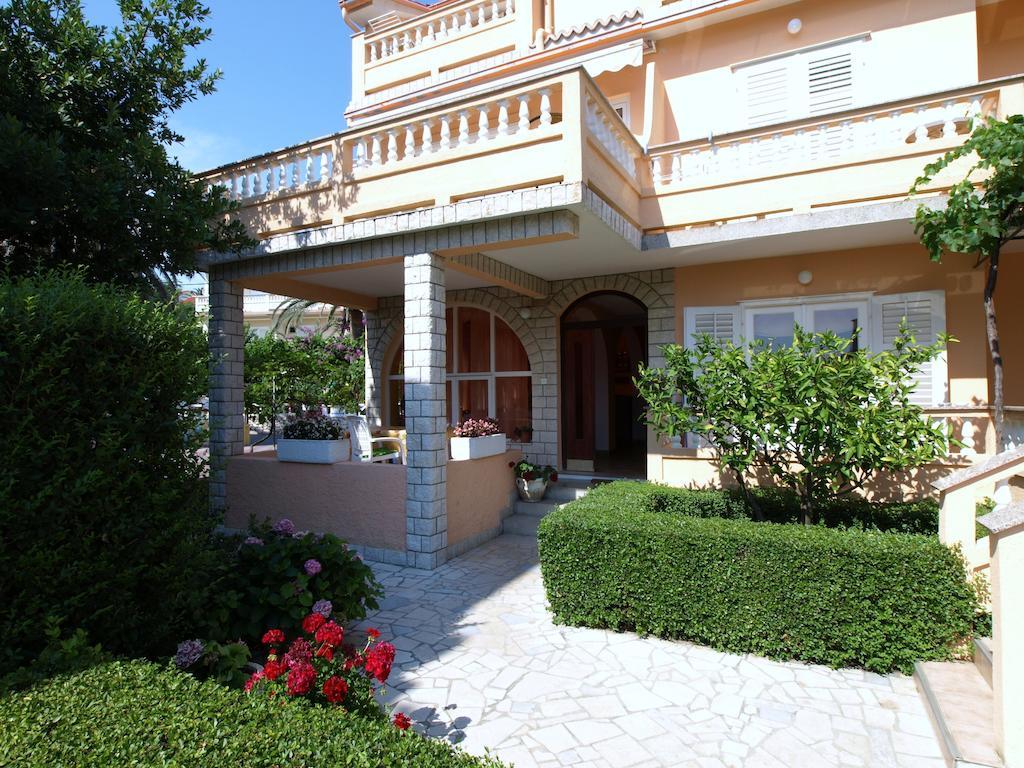 Guest House Sandra Rab Town Esterno foto
