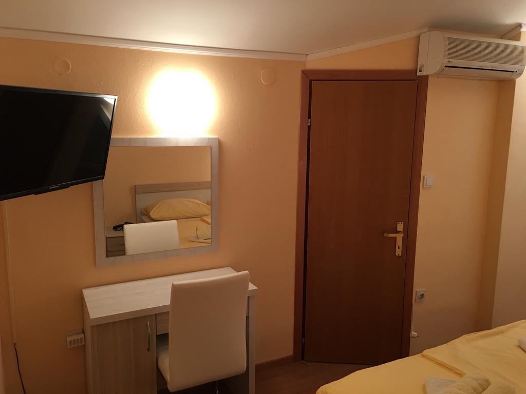 Guest House Sandra Rab Town Esterno foto