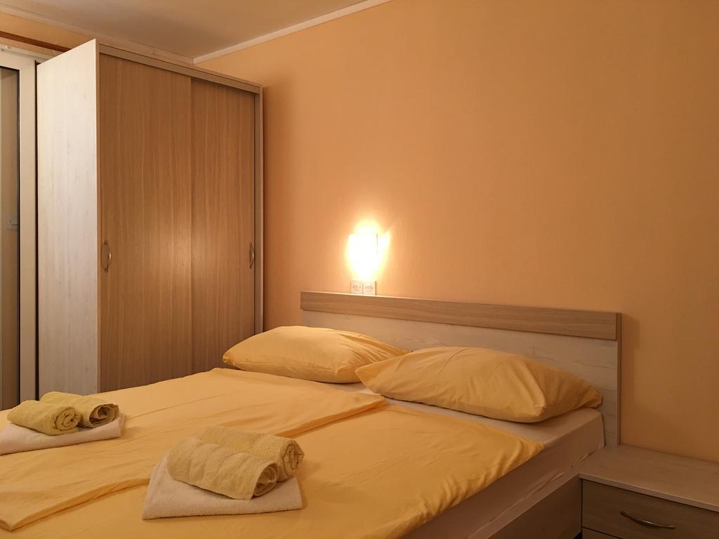 Guest House Sandra Rab Town Esterno foto