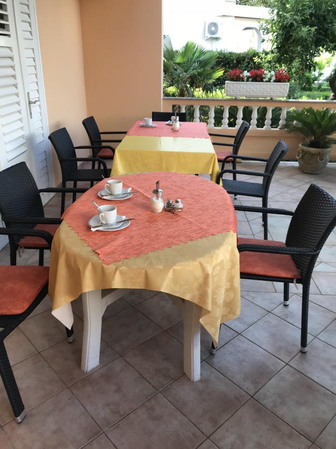 Guest House Sandra Rab Town Esterno foto